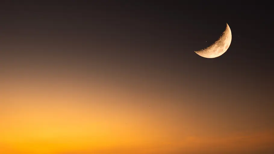 Das Horoskop für das beste Wochenende ab dem 27.12.2025 Halbmond an einem Himmel in der Dämmerung