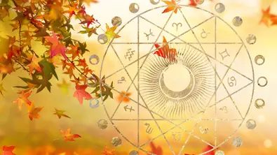 Ein goldener Sternzeichenkreis vor einem herbstlichen Hintergrund - Foto: Collage mit Adobe (chikovnaya), iStock (winyuu) & Astrowoche.de