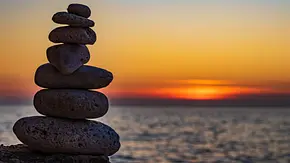 Steinturm vorm Sonnenuntergang überm Meer - Foto: Black_Cherry_Spb / AdobeStock