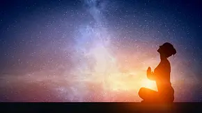 Frau meditiert vor einem leuchtenden Sternenhimmel - Foto: Sergey Nivens / AdobeStock Frau meditiert vor einem leuchtenden Sternenhimmel - Foto: Sergey Nivens / AdobeStock