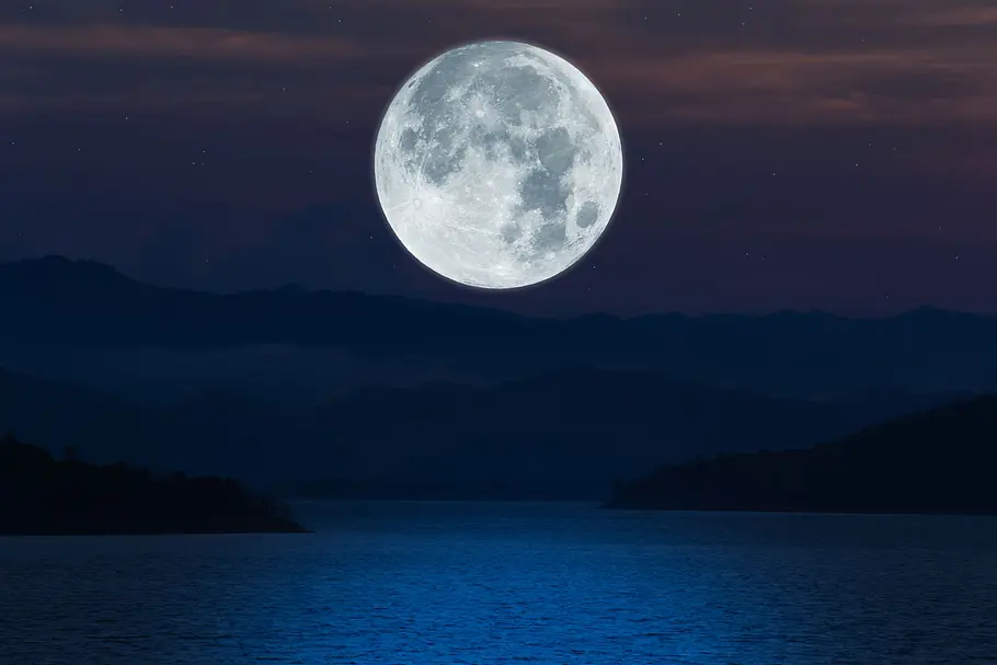 Das Mond-Mantra für die Woche vom 18. bis 24.11.2024 Vollmond steht bei Nacht über einem dunklen See