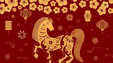 Grafik eines chinesischen Pferdes aus Blumen und Ornamenten, umgeben von Blüten und traditionellen Lampions. - Foto: sceptical cactus/iStock