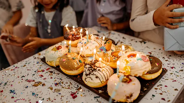 Donut Geburtstagskuchen mit Glitzer - Foto: mixetto/iStock Donut Geburtstagskuchen mit Glitzer - Foto: mixetto/iStock