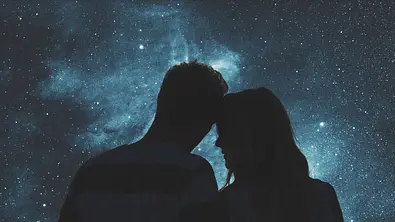 Paar vor einem Astro Hintergrund im schatten - Foto: iStock / m-gucci Paar vor einem Astro Hintergrund im schatten - Foto: iStock / m-gucci