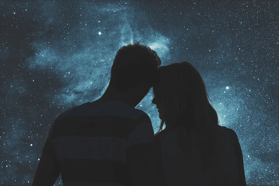 Astropaar Paar vor einem Astro Hintergrund im schatten