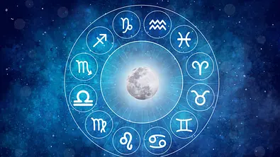 Westlicher Horoskopkreis mit den zwölf Sternzeichen, angeordnet um einen Vollmond - Foto:  Sudarat/AdobeStock