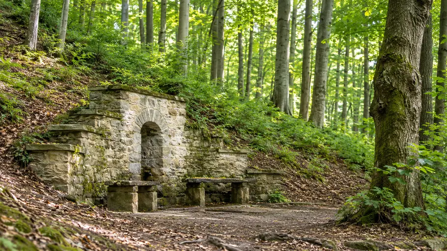 Das Jesusbrünnlein am Fuße des Hörselbergs, symbolisch dargestellt.