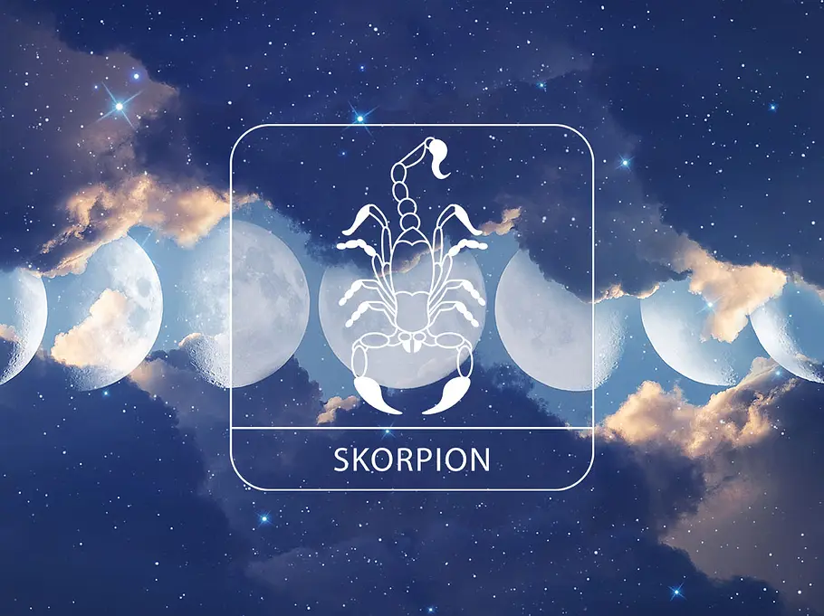 Sternzeichen Skorpion vor einem glitzernden Wolkenhimmel mit den Mondphasen