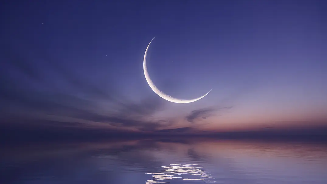 Der Neumond strahlt über einem See vor einem Sonnenuntergang - Foto: Atifmurtaza/AdobeStock Der Neumond strahlt über einem See vor einem Sonnenuntergang - Foto: Atifmurtaza/AdobeStock