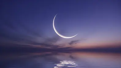 Der Neumond strahlt über einem See vor einem Sonnenuntergang - Foto: Atifmurtaza/AdobeStock Der Neumond strahlt über einem See vor einem Sonnenuntergang - Foto: Atifmurtaza/AdobeStock
