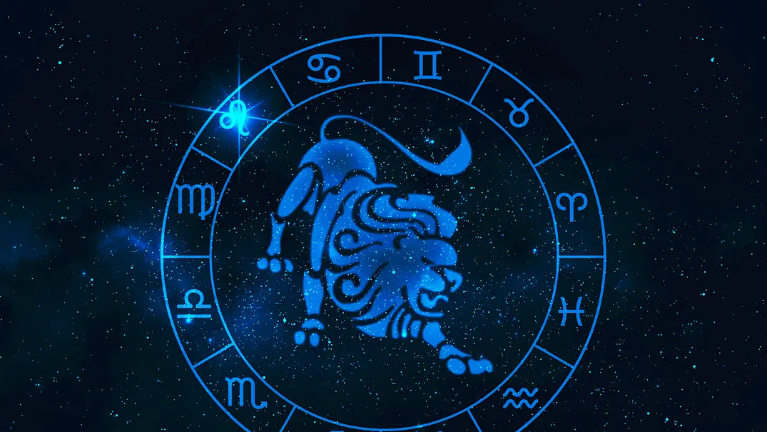 Das Bild zeigt einen astrologischen Tierkreis mit einer Grafik eines Löwen in der Mitte, der in blauen Farben vor einem dunklen Sternenhimmel leuchtet.  - Foto: sutthirat sutthisumdang/iStock