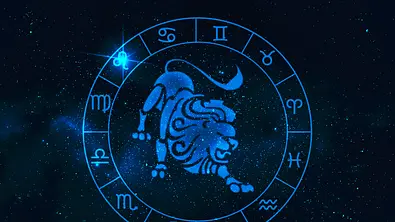 Das Bild zeigt einen astrologischen Tierkreis mit einer Grafik eines Löwen in der Mitte, der in blauen Farben vor einem dunklen Sternenhimmel leuchtet. - Foto: sutthirat sutthisumdang/iStock Das Bild zeigt einen astrologischen Tierkreis mit einer Grafik eines Löwen in der Mitte, der in blauen Farben vor einem dunklen Sternenhimmel leuchtet. - Foto: sutthirat sutthisumdang/iStock