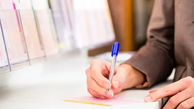 Person füllt einen Lottoschein aus - Foto: iStock/kzenon