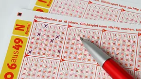 Lotto-Scheine auf denen ein roter Kugelschreiber liegt - Foto: Sonja Haja / AdobeStock Lotto-Scheine auf denen ein roter Kugelschreiber liegt - Foto: Sonja Haja / AdobeStock