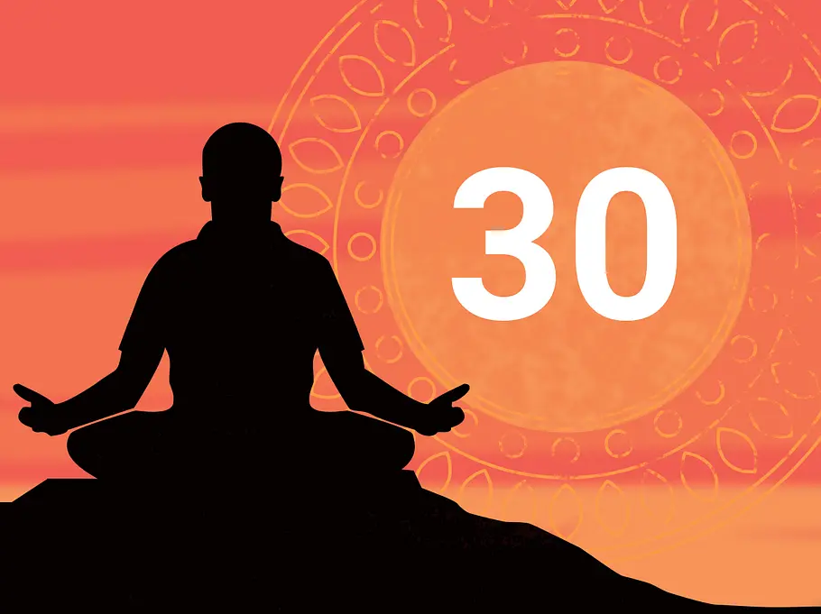mantra-21 Schwarzer Umriss einer meditierenden Person vor einem orangefarbenen, mandalaartigen Hintergrund mit der Zahl 30