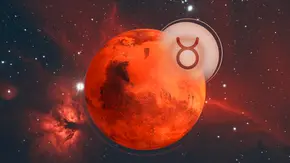Planet Mars umgeben von einer roten, funkelnden Galaxie - Foto: Astrowoche.de & iStock (CHIARI_VFX + Franco Tognarini) Planet Mars umgeben von einer roten, funkelnden Galaxie - Foto: Astrowoche.de & iStock (CHIARI_VFX + Franco Tognarini)