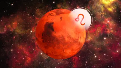 Planet Mars vor einer roten Galaxie mit dem Sternzeichen Löwe - Foto: Collage mit iStock (CHIARI_VFX, sololos)