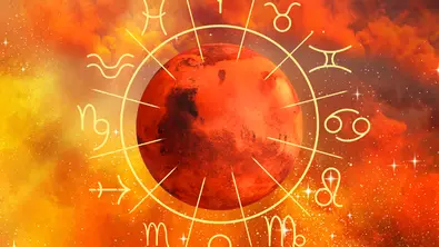 Planet Mars umgeben von einem goldenen Sternzeichenkreis vor einem rötlichen Galaxie-Hintergrund mit Glitzer - Foto: Collage mit AdobeStock (lumerb, New Africa), iStock (CHIARI_VFX) und Astrowoche.de