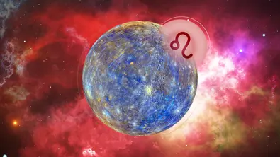 Das Bild zeigt eine Grafik des Planeten Merkur mit dem Symbol des Sternzeichens Löwe vor einem roten, kosmischen Hintergrund.  - Foto: Astrowoche.de & AdobeStock (Claudio Caridi) & iStock (FlashMovie)