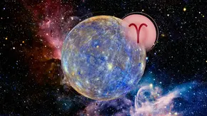 Planet Merkur mit dem Sternzeichensymbol für Widder vor einem galaktischen Hintergrund - Foto: Collage mit Astrowoche.de und AdobeStock (Claudio Caridi, mode_list)