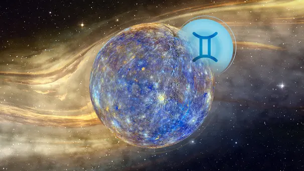 Eine Grafik des Planeten Merkur mit dem Zeichen des Sternzeichen Zwillinge ist vor einem gold-blauen kosmischen HIntergrund zu sehen. - Foto: Astrowoche.de & AdobeStock (Claudio Caridi) & iStock (ClaudioVentrella)