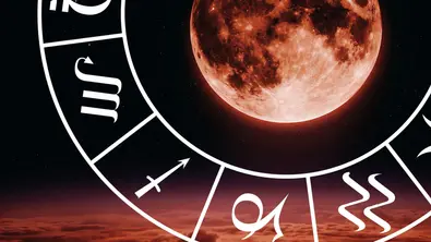 Eine Mondfinsternis mit roten Wolken und einem Sternzeichenkreis - Foto: Collage mir AdobeStock/Gilang (generiert mit KI) & Astrowoche.de Eine Mondfinsternis mit roten Wolken und einem Sternzeichenkreis - Foto: Collage mir AdobeStock/Gilang (generiert mit KI) & Astrowoche.de