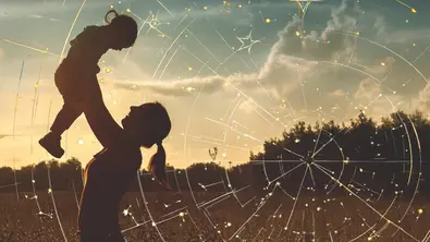Eine Mutter mit ihrem Kind auf einem sommerlichen Feld umgeben von goldenen Astro-Linien - Foto: Collage mit AdobeStock (olgasparrow, john) und Astrowoche.de Eine Mutter mit ihrem Kind auf einem sommerlichen Feld umgeben von goldenen Astro-Linien - Foto: Collage mit AdobeStock (olgasparrow, john) und Astrowoche.de