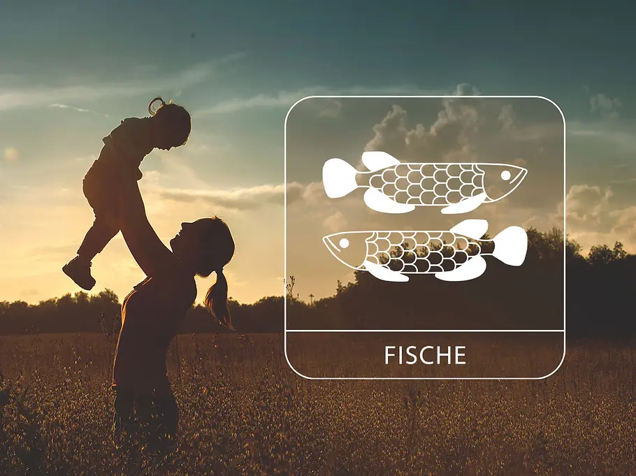 Eine Mutter mit ihrem Kind auf einem sommerlichen Feld neben dem Sternzeichen Fische