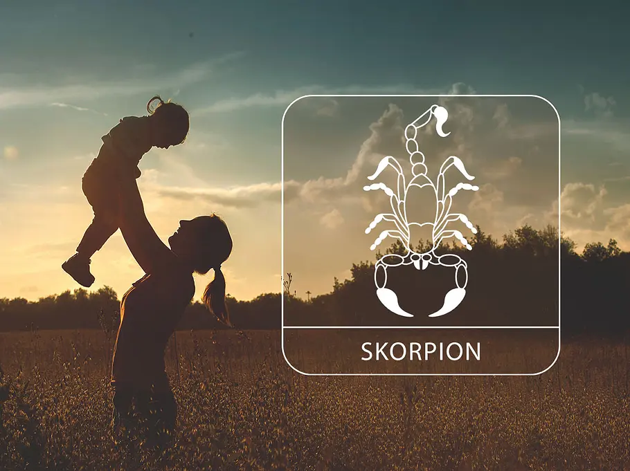 Eine Mutter mit ihrem Kind auf einem sommerlichen Feld neben dem Sternzeichen Skorpion