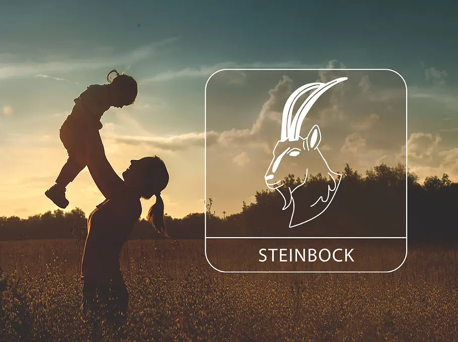 Eine Mutter mit ihrem Kind auf einem sommerlichen Feld neben dem Sternzeichen Steinbock