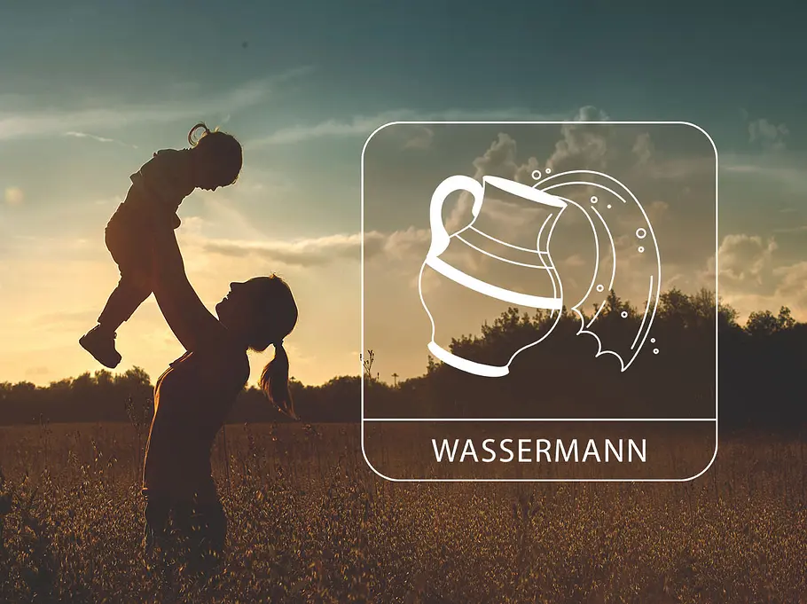 Eine Mutter mit ihrem Kind auf einem sommerlichen Feld neben dem Sternzeichen Wassermann