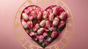 Ein Herz aus Tulpen vor einem pinken Hintergrund umringt von einem Sternzeichen Kreis - Foto: Collage mit Marina Storm / AdobeStock, AbstractAI / AbodeStock & Astrowoche.de Ein Herz aus Tulpen vor einem pinken Hintergrund umringt von einem Sternzeichen Kreis - Foto: Collage mit Marina Storm / AdobeStock, AbstractAI / AbodeStock & Astrowoche.de