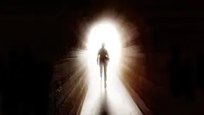 Eine dunkle Silhouette tritt durch einen Lichtschein - Foto: tjhunt/iStock Eine dunkle Silhouette tritt durch einen Lichtschein - Foto: tjhunt/iStock