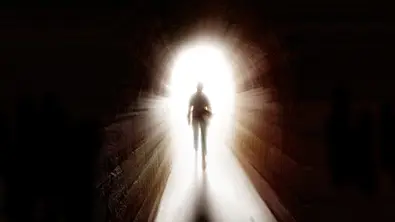 Eine dunkle Silhouette tritt durch einen Lichtschein - Foto: tjhunt/iStock