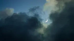 Neumond hinter dunklen Wolken - Foto: iStock / Danilo Oliver Neumond hinter dunklen Wolken - Foto: iStock / Danilo Oliver