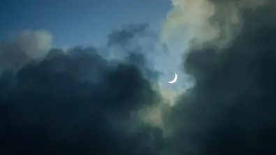 Neumond hinter dunklen Wolken - Foto: iStock / Danilo Oliver