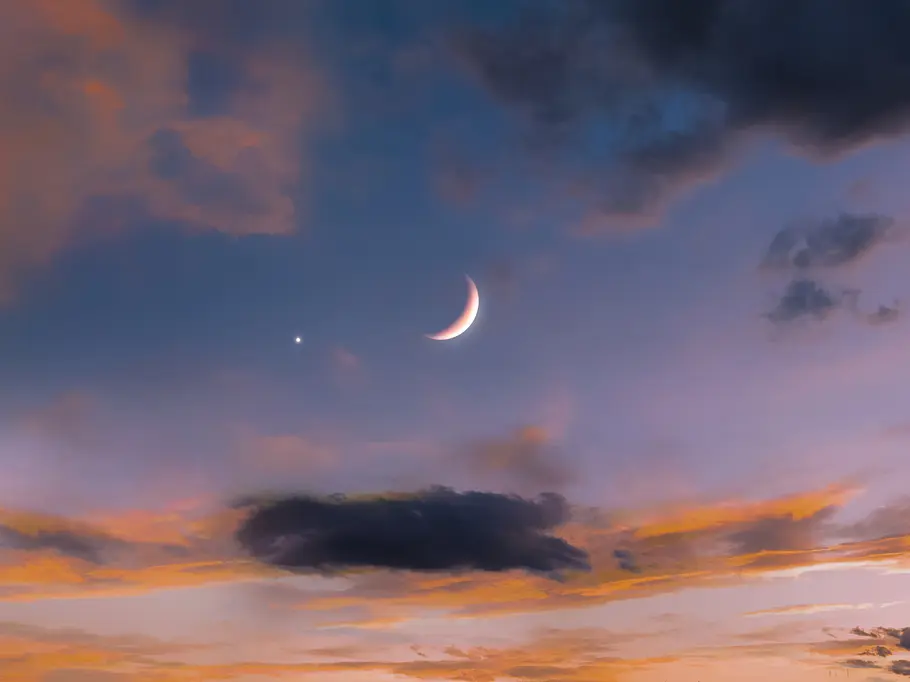 Neumond im Widder Himmel beim Sonnenuntergang lila und orange verfärbt mit angestrahlten Wolken und Halbmond in der Mitte