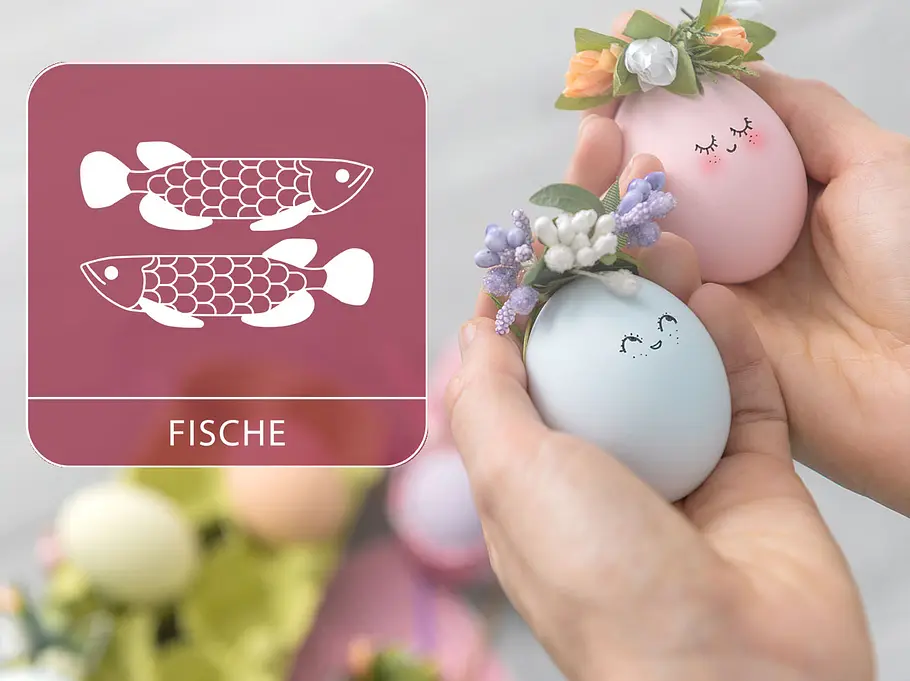 Sternzeichen Fische neben zwei mit niedlichen Gesichtern verzierten Ostereiern
