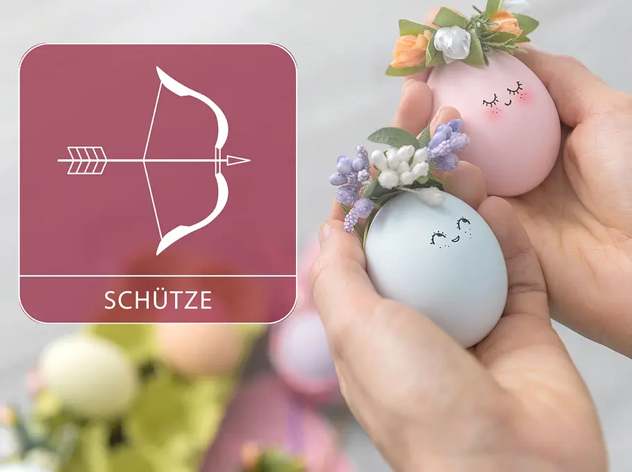 Sternzeichen Schütze neben zwei mit niedlichen Gesichtern verzierten Ostereiern