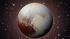 Der rötlich-weiße Pluto mit einer großen hellen Fläche und verschattetem unteren Rand steht vor einem dichten Sternenfeld. - Foto: Designpics/AdobeStock Der rötlich-weiße Pluto mit einer großen hellen Fläche und verschattetem unteren Rand steht vor einem dichten Sternenfeld. - Foto: Designpics/AdobeStock