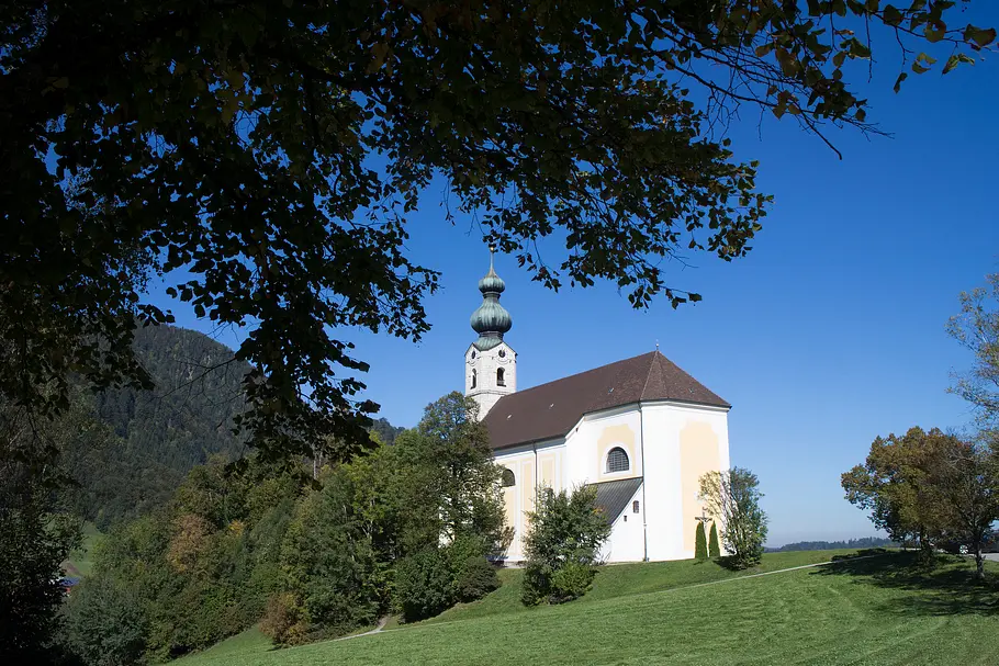Blick den Hügel und die St. Georg Kirche in Ruhpolding