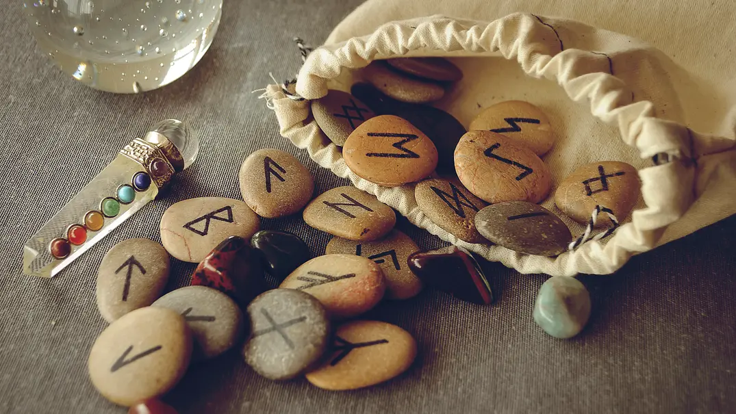 Steine mit Runensymbolen - Foto: BorisVasilenko/iStock Steine mit Runensymbolen - Foto: BorisVasilenko/iStock