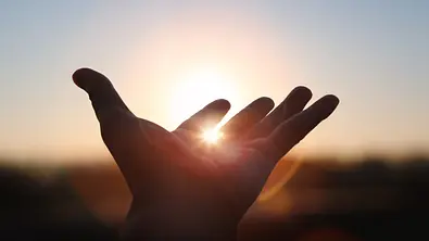 Eine Hand wird in das Sonnenlicht gehalten - Foto: artplus / iStock Eine Hand wird in das Sonnenlicht gehalten - Foto: artplus / iStock