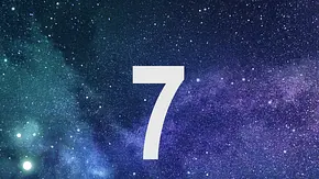 Die Zahl sieben vor einem blauen Sternenhimmel - Foto: Collage mit Sharamand / iStock und Astrowoche.de Die Zahl sieben vor einem blauen Sternenhimmel - Foto: Collage mit Sharamand / iStock und Astrowoche.de