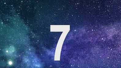 Die Zahl sieben vor einem blauen Sternenhimmel - Foto: Collage mit Sharamand / iStock und Astrowoche.de Die Zahl sieben vor einem blauen Sternenhimmel - Foto: Collage mit Sharamand / iStock und Astrowoche.de
