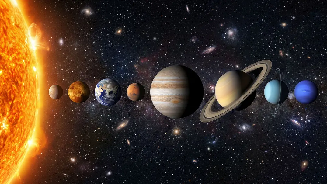 Mehrere Planeten des Sonnensystems, welche die helle Sonne im tiefen Weltraum umkreisen. - Foto: Best of ZaBest/Adobe Stock (KI generiert)