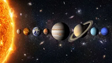 Mehrere Planeten des Sonnensystems, welche die helle Sonne im tiefen Weltraum umkreisen. - Foto: Best of ZaBest/Adobe Stock (KI generiert) Mehrere Planeten des Sonnensystems, welche die helle Sonne im tiefen Weltraum umkreisen. - Foto: Best of ZaBest/Adobe Stock (KI generiert)
