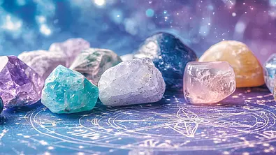 Verschiedene Edelsteine in unterschiedlichen Farben - Foto: Adobe Stock/Kateryna Kordubailo (generiert mit KI) Verschiedene Edelsteine in unterschiedlichen Farben - Foto: Adobe Stock/Kateryna Kordubailo (generiert mit KI)