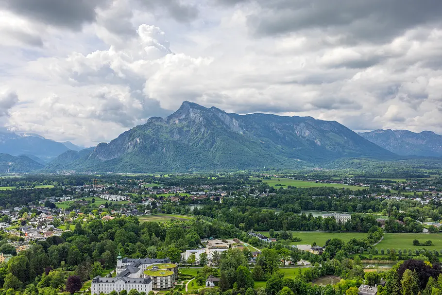 Blick auf den Untersberg und eine grüne Landschaft