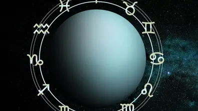 Planet Uranus vor dunklem Hintergrund umgeben von einem Sternzeichenkreis - Foto: Collage mit AdobeStock (HNFOTO, wasan) und Astrowoche.de Planet Uranus vor dunklem Hintergrund umgeben von einem Sternzeichenkreis - Foto: Collage mit AdobeStock (HNFOTO, wasan) und Astrowoche.de